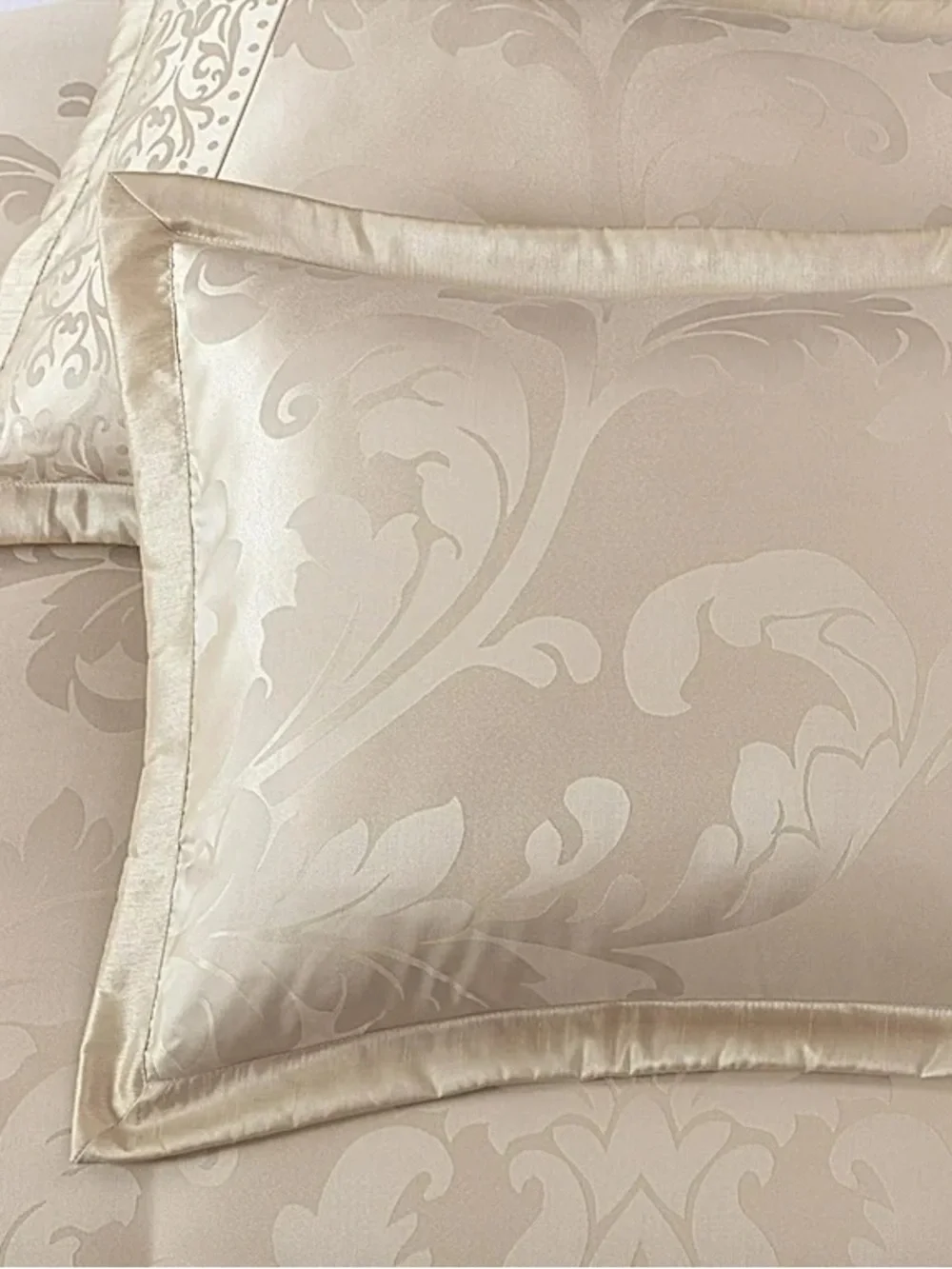 Luxurious Beige Damask 3 piece Full size Comforter Set